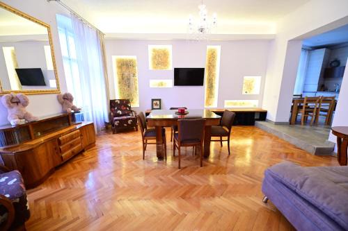FLH - The Apothecary's House - Casa Farmacistului