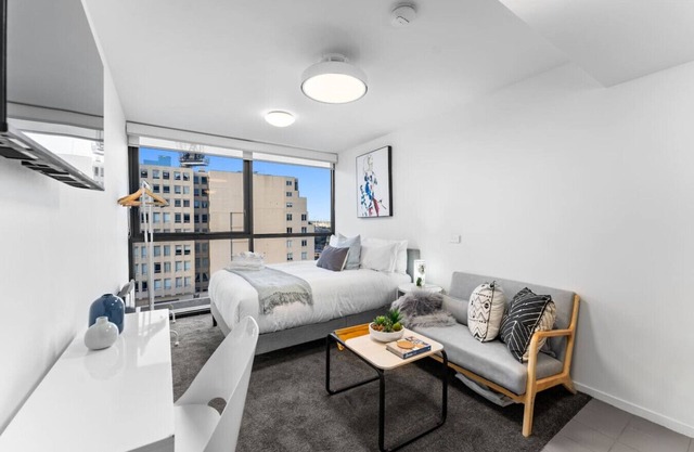 Flinders St Heritage Stay|1-Min Walk to Station | Free Tram Zone | Gym, Fast Wi-Fi, Kitchen, Workspace, Hotel-Grade Linens