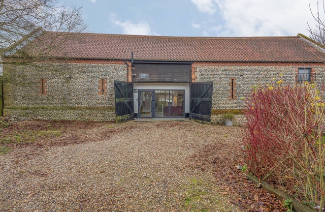 FLINT BARN, pet friendly, luxury holiday cottage in Knapton