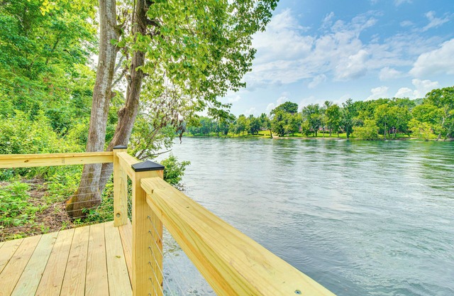 Flippin Home w/ Deck & Grill: Steps to White River