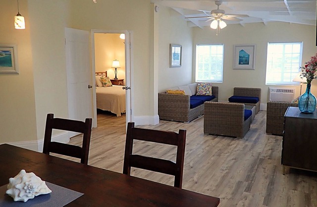 FLIRTY FLAMINGOS - Huge, airy 2 bedrooms 2 bathrooms - Grand Turk Island!