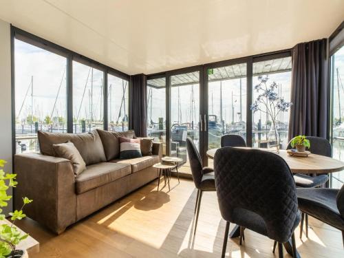 Floating Comfort Houseboat, cleaning included