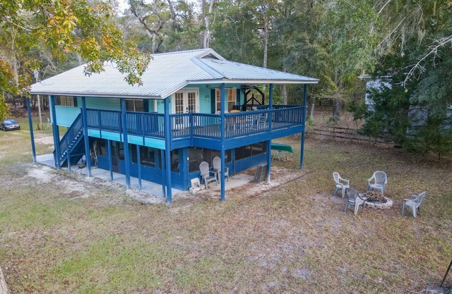 "FLOATS MY BOAT"- Suwannee River Home in Branford, FL, near area Springs, too!