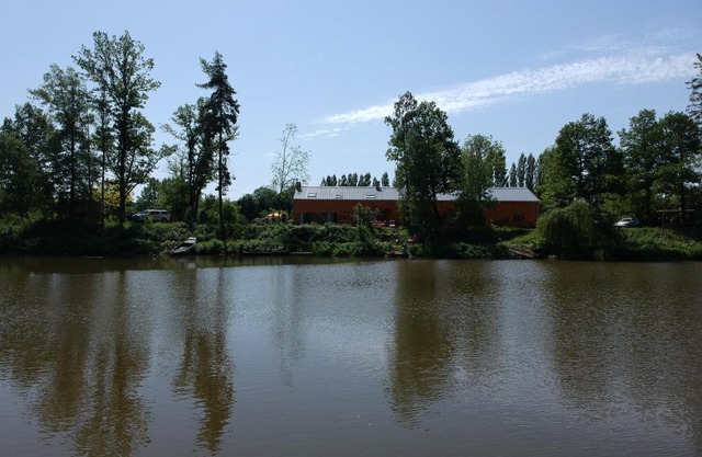 Florennes Gîte neuf 150 M2 devant un grand lac privé de 2 hectares poissonneux au milieu des bois
