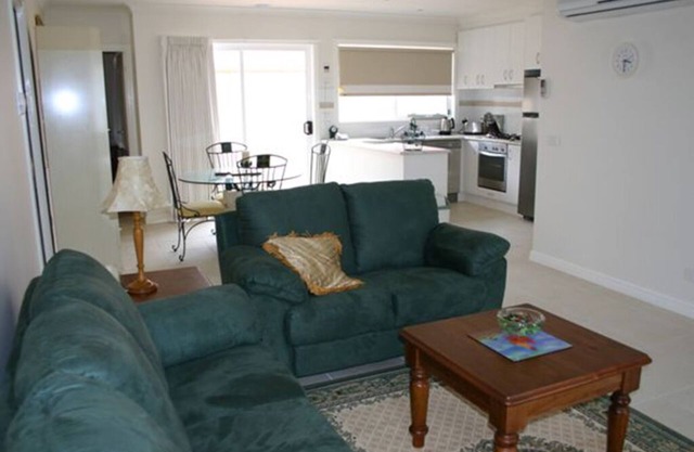 Florentine Villas - Your Home away from Home - near Watergardens Town Centre