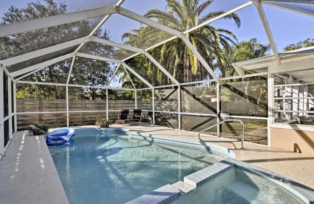 Florida Home 3 Mi to Siesta Key, Walk to Gulf Gate