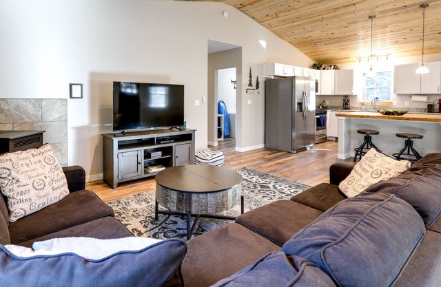 Florissant Cabin w/ Patio < 10 Mi to Hiking Trails