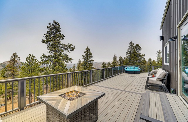 Florissant Home w/ Hot Tub, Putting Green & Views!