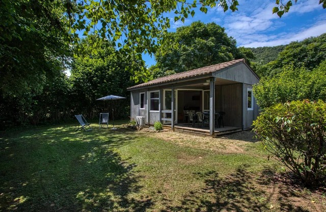 Flower Camping Le Tiradou *** - Comfort Chalet 34-38m² (2 bedrooms) including terrace 7m² 4 people