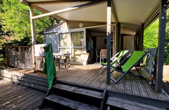 Flower Camping La Beaume **** - Chalet 28m2 CONFORT 2 bedrooms + semi-covered terrace 5 people