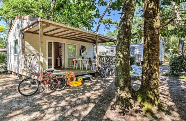 Flower Camping Les Biches **** - Chalet 2ch (without TV) - 24m2 - covered terrace 4 people