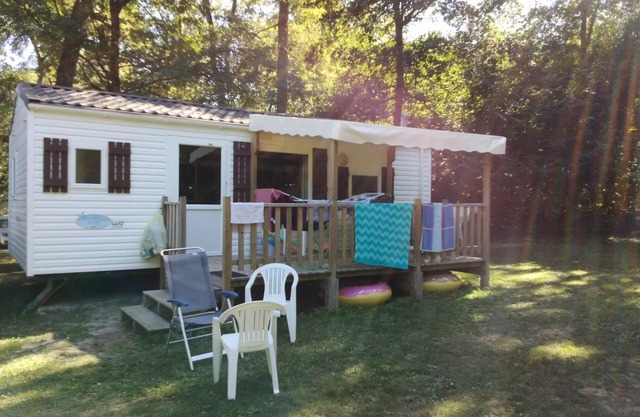 Flower Camping Les Nauves *** - Mobil home Standard 29 m2 2 bedrooms + covered terrace 4 people
