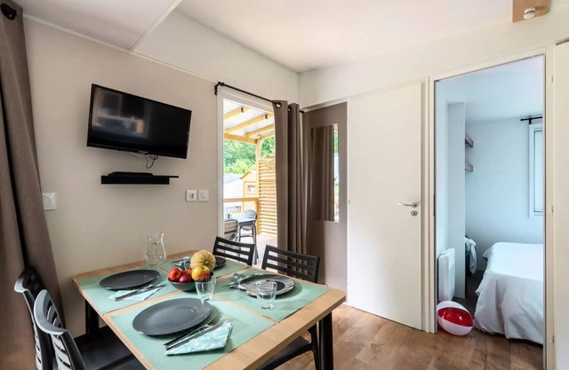 Flower Camping La Chênaie *** - Homeflower Premium 35m2 (3 bedrooms) + CLIM + semi-covered terrace + TV + sheets + towels 6 people