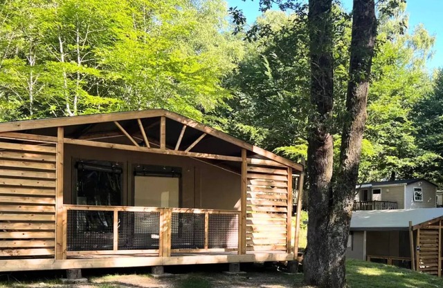 Flower Camping La Plage *** - NOUVEAUTE : Cabane toilée Cotton Flower Confort 28m² (2 chambres) + TV + terrasse couverte 16m² 5 personnes