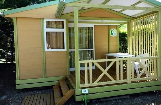 Flower Camping Le Plan d'Eau - Ardèche **** - Chalet STANDARD TRIANON 20m2 2 bedrooms - covered terrace + air conditioning 4 people