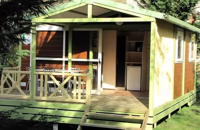 Flower Camping Le Plan d'Eau - Ardèche **** - Chalet STANDARD NEMO 20m2 2 bedrooms - semi-covered terrace + air conditioning 4 people