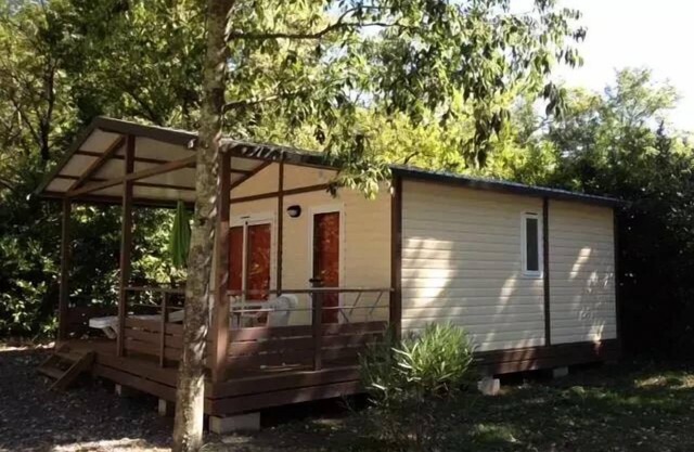 Flower Camping Le Plan d'Eau - Ardèche **** - Chalet CONFORT VAIA 27m2 2 bedrooms - Covered terrace + air conditioning 4 people