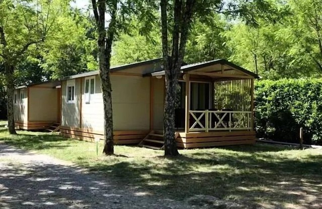 Flower Camping Le Plan d'Eau - Ardèche **** - Chalet CONFORT MOREA 25m2 2 bedrooms - Covered terrace + air conditioning 5 persons