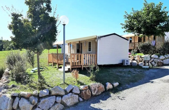 Flower Camping Provence Vallée *** - Mobile home Comfort XL 30.5 m2 2 bedrooms + Terrace + Air conditioning + 2 bathrooms + TV 5 persons