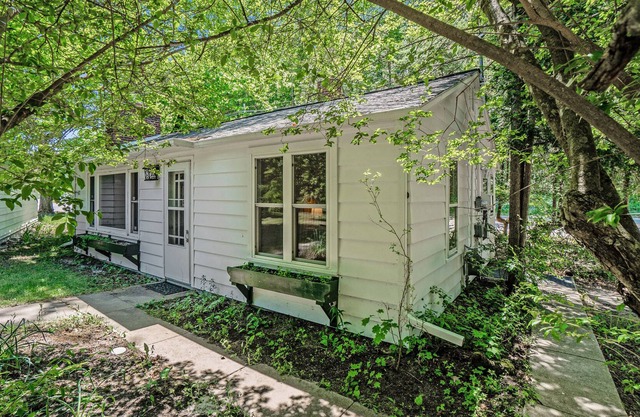 Flower-lined cottage with beautiful lake views, firepit access, and yard games