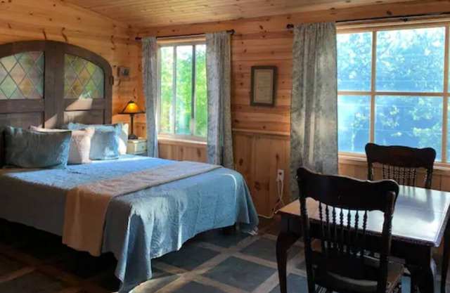 Flusszimmer Suite @ Meramec Riverside Lodge & Retreat