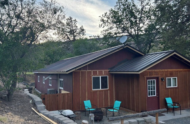 Fly fisherman's dream 2-bed cabin unit across the HWY from the Deschutes River!