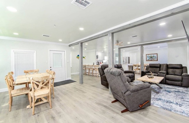 Flying Fish Lodge Mahi - Easy Beach Access - Island Realty
