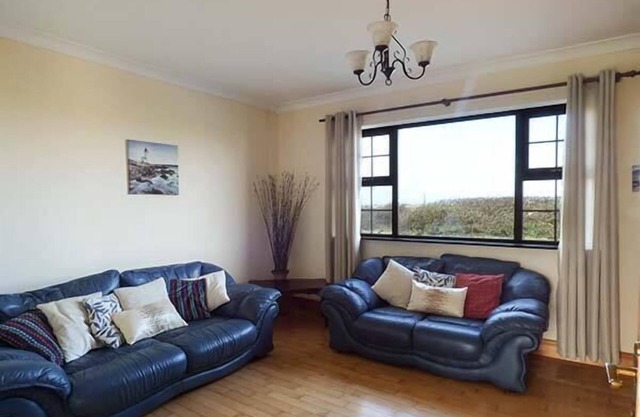 FLYNN'S COTTAGE, pet friendly, with open fire in Quilty, County Clare