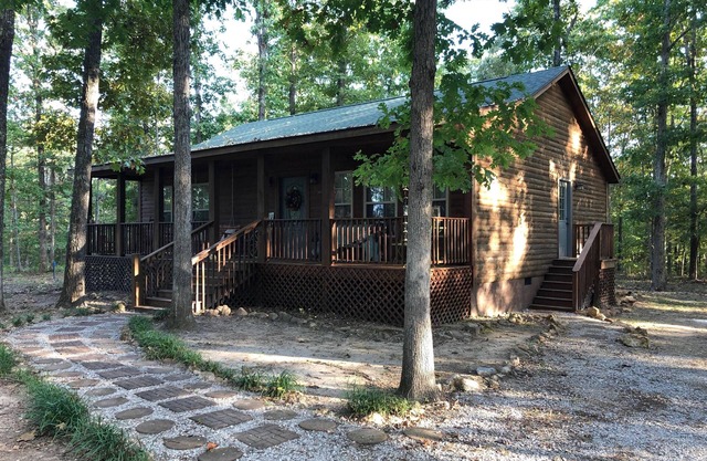 Cabaña popular! Aislado moderno 2 BR / 2 baño completo cabina justo detrás de Ozark Folk Center