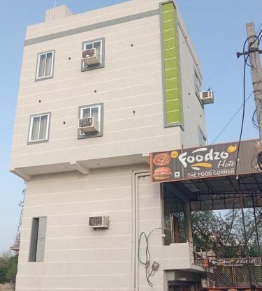 Foodzo Hotel