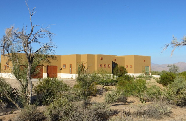 Escape de colinas con impresionantes vistas del desierto y cuatro picos