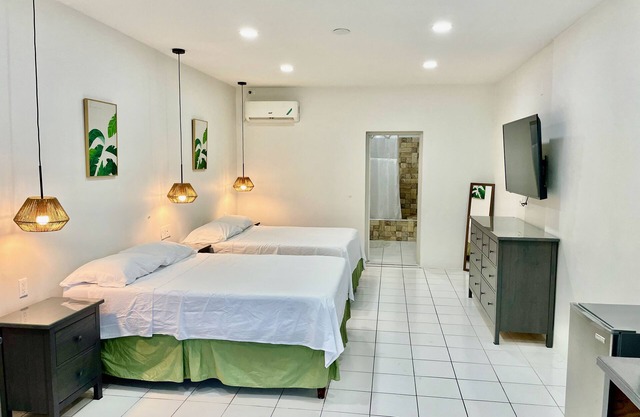 Footsteps to Beach, AC, Fast Wi-Fi, Hot Water