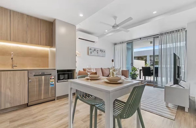 Footsteps to Surf, Shop & Dine on the Sunshine Coast