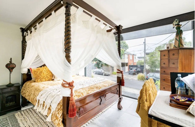 For (2) Guests: Relaxing Bayside Boutique Retreat 1km from Beach.