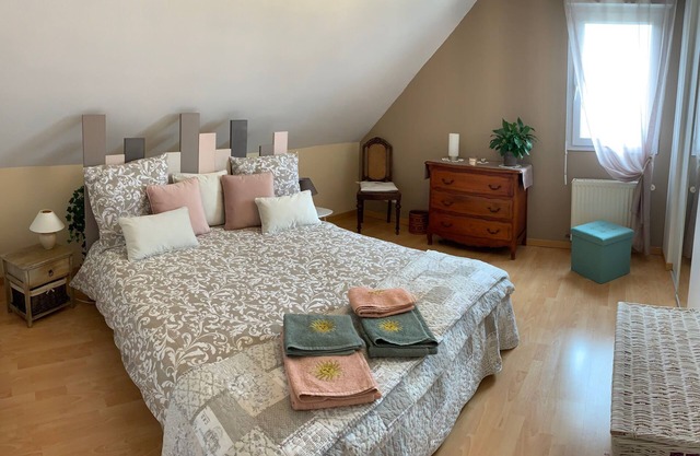 For rent: 2 bedrooms (1 with double bed, convertible into 2 twin beds).
