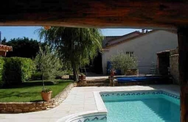 Vénéjan villa con aire acondicionado en una tranquila piscina, cocina de verano, sol del mediodía