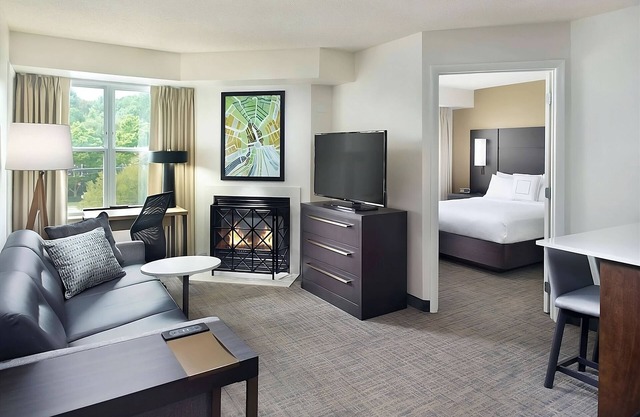 For the Whole Family! Two Relaxing 2BR Suites with Kitchens, Free Breakfast!