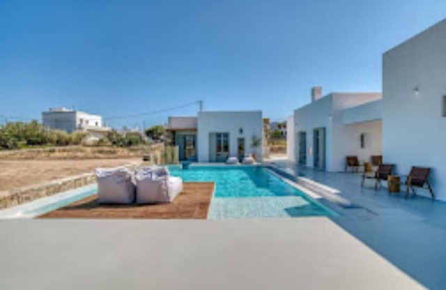 For travelers who wish to get to know Paros and the island's hidden treasures.