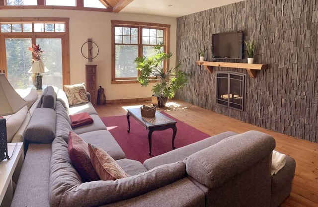 Forest Chalet, by the *river*, hot tub*, *ski*, near Mont-Tremblant, 5 beds