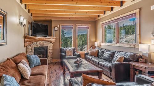 Forest Lane Hideaway - Luxurious Family Friendly Home w Private Hot Tub