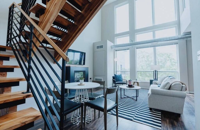 Luxe 2BR-1BA Penthouse w Balcony & Pool