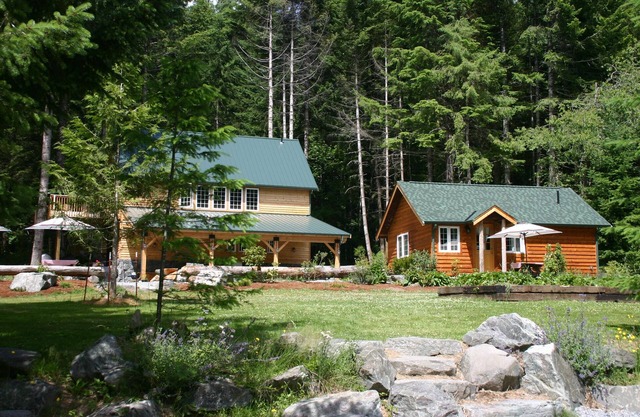Forest Retreat Cabin is meant for gathering. . . families, friends or business.Children welcome. Smell the fresh air! Inspire the fresh thinking! Private hot tub on back deck. BBQ, big deck, fabulous views