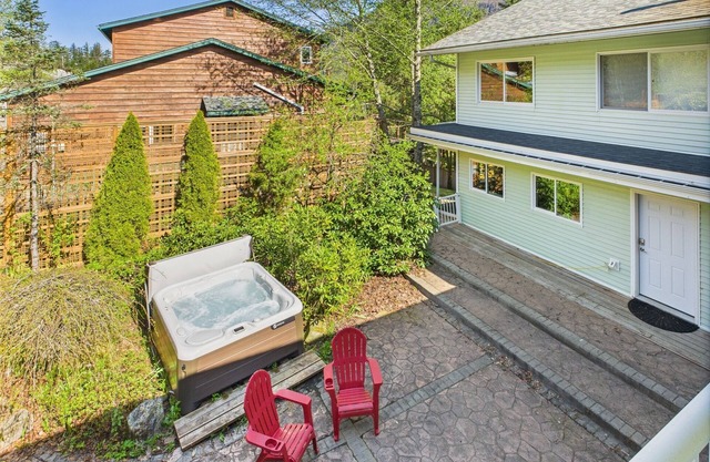 Forest-View 1BR w/ Hot Tub – Near Downtown Juneau