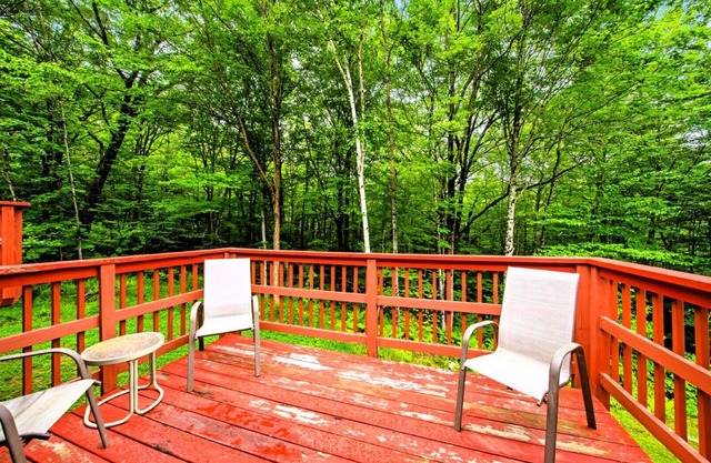 Forest-View 2BR Condo w/ Balcony, Fireplace & Access to Lodge Amenities