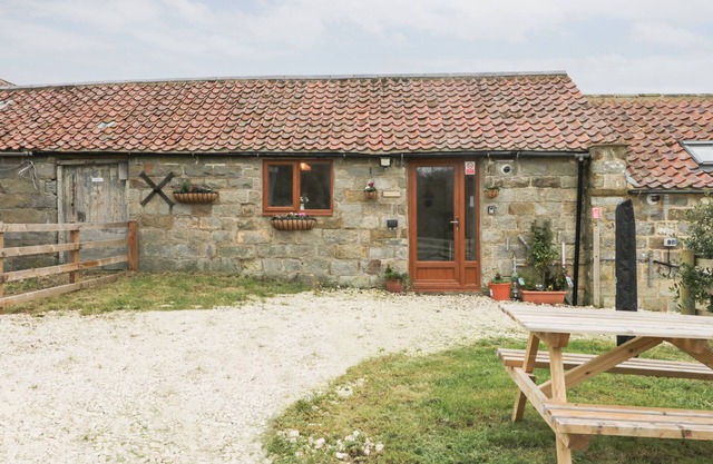 FOREST VIEW COTTAGE, romantic, character holiday cottage in Cloughton