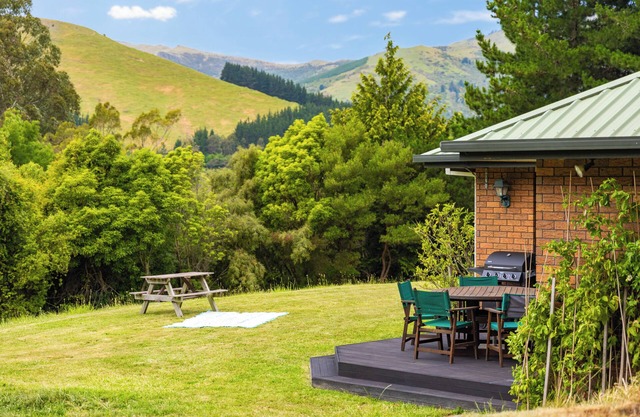 Forest View - Spacious & private full home retreat. Family-friendly escape!