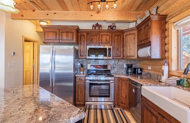 Forest View Retreat 4 BDRM 3.5 Bths, fantastic views, Wood burning fireplace
