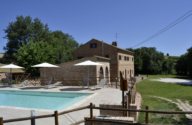 Apartamento en una casa de campo del siglo XIX con piscina.