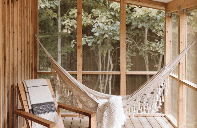 Foret Cabins, Luxury cabin on 60 acres with hiking trails