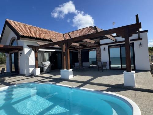 Forever Sunsets, Beachfront 3BR with Private Pool